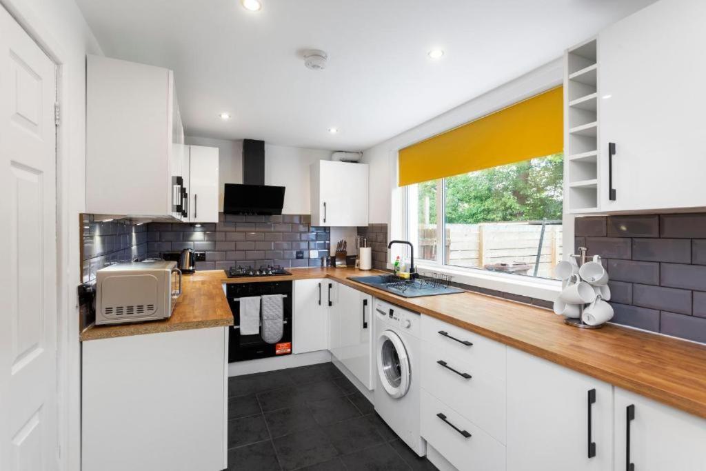 Stylish 3 Bed Edinburgh Abode-Parking And Gardenアパートメント エクステリア 写真