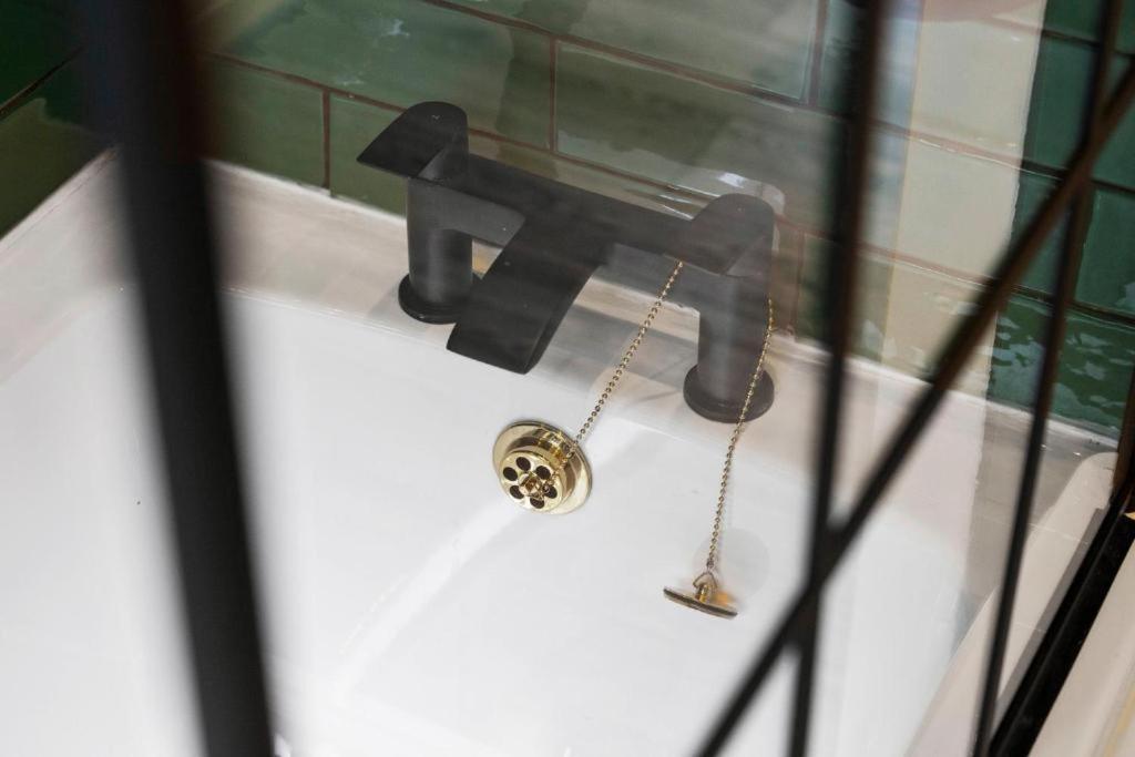 Stylish 3 Bed Edinburgh Abode-Parking And Gardenアパートメント エクステリア 写真